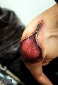 Un mudellu incredibile di tatuaggi di zipper