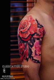 Торна топла црвена роза шема на тетоважи