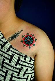 Modo malgranda floro tatuaje ŝablono bildo sur la ŝultro de la knabino