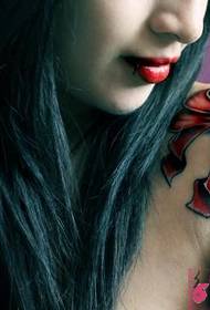 Flirtende mooi vrou skouerboog tatoeëring