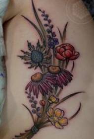 foto tatuaggio tatuaggio fiore letterario lato vita fiore colore tatuaggio