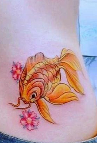 女の子の腰の色の小さな金魚の桜のタトゥー画像