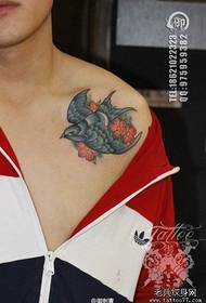 Modello di tatuaggio rondine personalità colore spalla