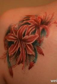 女孩的肩膀美麗又受歡迎，花朵紋身圖案的另一面