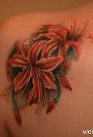 Le spalle delle ragazze sono belle e popolari, l'altro lato del motivo del tatuaggio floreale