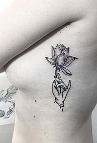 Djevojke bočni struk Buda drži uzorak tetovaže lotosove tetovaže