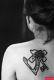 Spektaklo pri tatuado, rekomendu virinan ŝultron, sanskritan tatuadon
