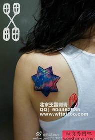 Lányok vállán gyönyörű popsztár hatszögű csillag tetoválás mintája