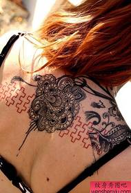 Modello di tatuaggio floreale stile speciale sulla spalla