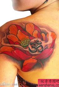女生后肩背流行唯美的传统莲花纹身图案