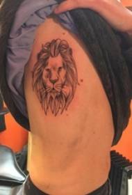 Lion King nga tattoo sa lalaki nga hawak sa hawak sa itom nga leon nga litrato sa tattoo