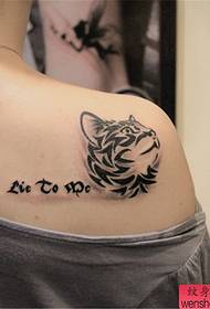 Spectacle de tatouage, recommander le modèle de tatouage d'une tête de tigre à l'épaule d'une femme