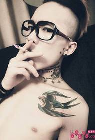 Les épaules des hommes de la personnalité hipster mode belles images de tatouage d'hirondelle