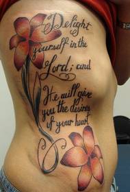 női oldalsó bordák a gyönyörű virágok és az angol Biblia szöveg tetoválás