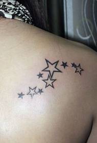 Модні дівчата з малюнком татуювання з п’яти зірками на плечах