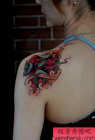 Moteris glosto asmenybės rožės tatuiruotės modelį