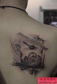 Gambar tatu menunjukkan corak tatu jam bahu