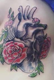 Illustrazione del tatuaggio della vita laterale Vita laterale della ragazza sull'immagine del tatuaggio del cuore e del fiore