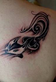 Fermoso patrón de tatuaxe de raposo de ombreiro