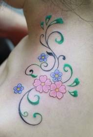 Modèle de tatouage femme: motif de tatouage vigne fleur de cerisier couleur épaule