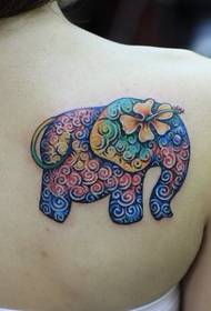 Modello di tatuaggio di donna: Pattern di tatuaggi di elefante di culore di spalla