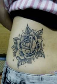 Tatoo la kiuno cha rose