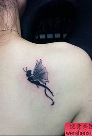 Padrão de tatuagem de anjo no ombro