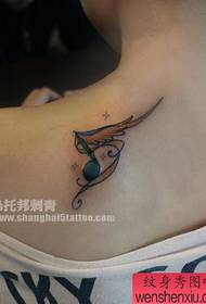 Kvinnliga axlar populära anteckningsvingar tatuering mönster