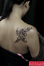 Djevojka s lijepom tetovažom leptira tetovaže na ramenu