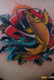 Ein Fischrosen-Tattoo auf der Schulter