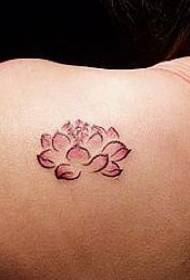 Wzór tatuażu na ramię: tusz na ramieniu maluje mały wzór tatuażu z lotosu