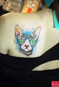 moters pečių spalvos katės tatuiruotės modelis