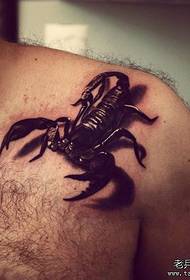 Стилски супер убав пинцета тетоважа на рамената на мажите