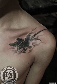 Tattoo show, anbefaler en kvindes skulder svale tatovering