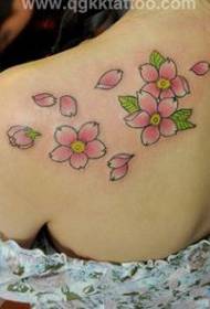Patrón de tatuaxe de flor de cereixa na cor dos ombreiros