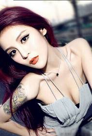 Korean seksikäs automalli kaunis olkapää-tatuointikuva