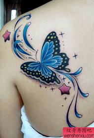 Modèle de tatouage de papillon aux épaules de la fille