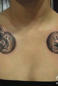 modello di tatuaggio rondine simmetrico di una spalla di una donna