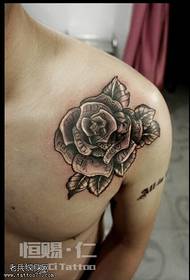 un patrón de tatuaxe de rosa de ombreiro