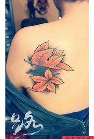 Spalle femminili bellissimo e popolare modello di tatuaggio a foglia d'acero