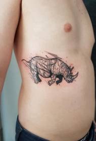 Cintura lateral del tatuaje cintura lateral del muchacho masculino en imagen de tatuaje de rinoceronte negro