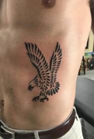 tatuaj vultur model băieți talie laterală pe vultur negru imagine tatuaj