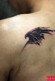 un model de tatuaj cu aripi de demon în spate