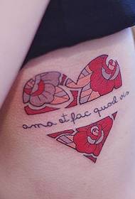 Heart of the Rainbow, tatuaje en forma de corazón en la cintura