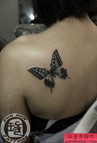 Modèle féminin et populaire de tatouage papillon noir et blanc aux épaules des femmes