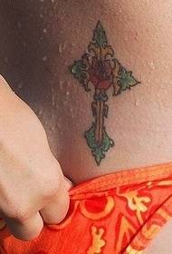 femra me një bel të kryqëzuar nga tatuazhi