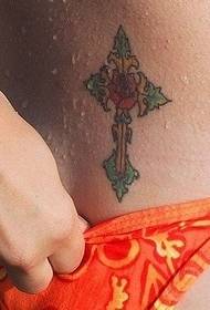 totem croce femminile in vita tatuaggio