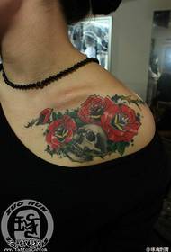 महिला कंधे का रंग खोपड़ी गुलाब टैटू पैटर्न