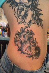 chicas en el lado de la cintura en el punto de dibujo gris negro pinchazos imágenes creativas del tatuaje del corazón
