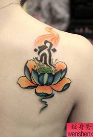 女の子の肩の美しい色の蓮のタトゥーパターン
